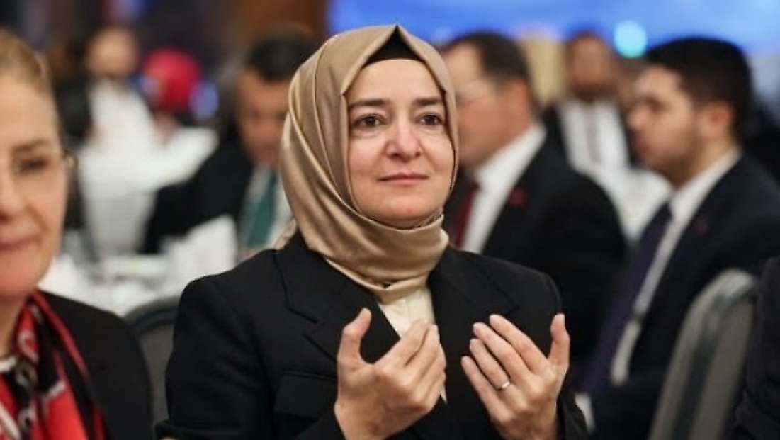 AK Parti Genel Başkan Yardımcısı Betül Sayan Kaya istifa etti