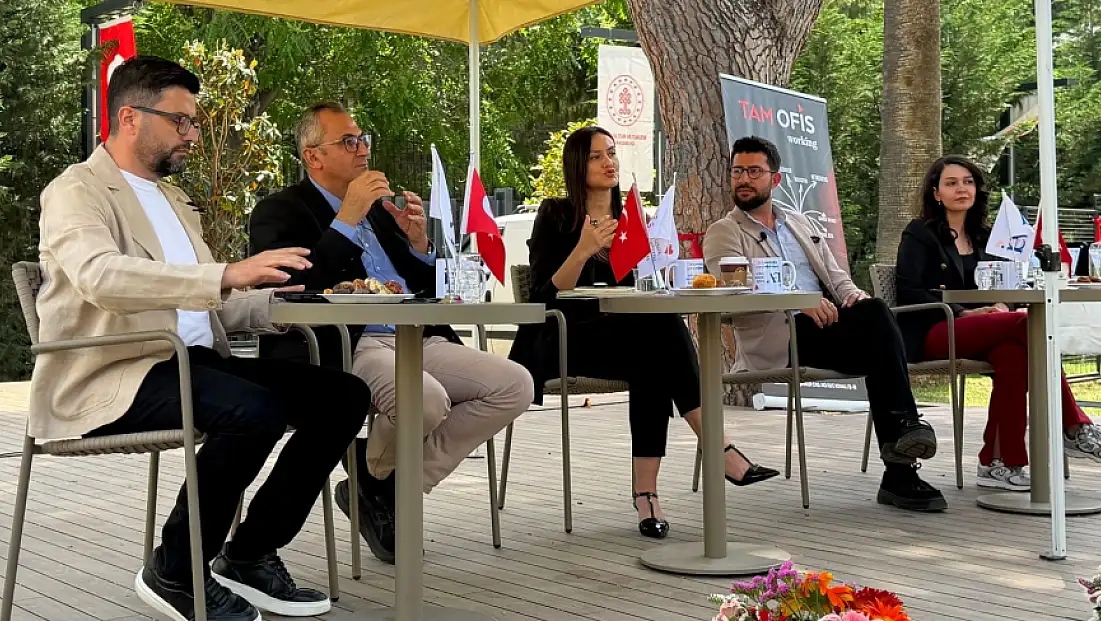 Gençliğin görünmeyen yarasına İzmir’den güçlü  dokunuş: Görünmeyeni Görmek