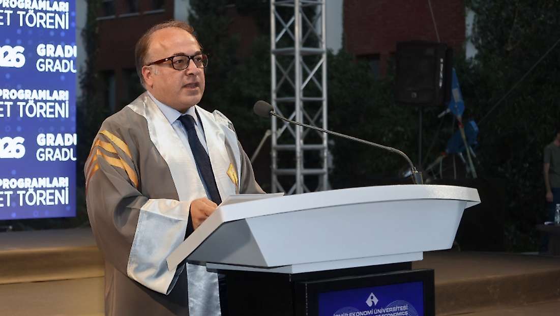 İEÜ’de 144 lisansüstü öğrenci diplomalarını aldı: Mezunlara üç altın öneri