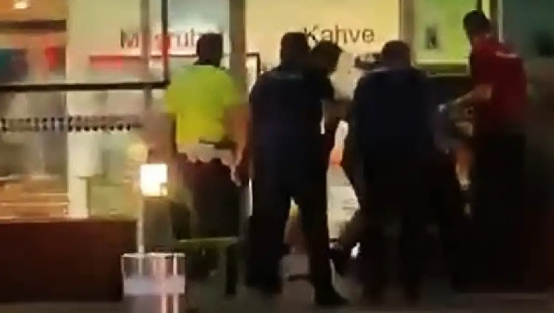 İki bıçakla ortalığı karıştırdı: Havalimanındaki saldırgan tutuklandı