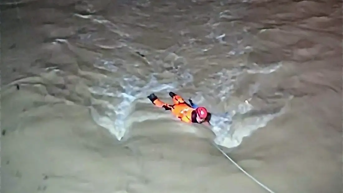 Menderes'te araç dereye uçtu