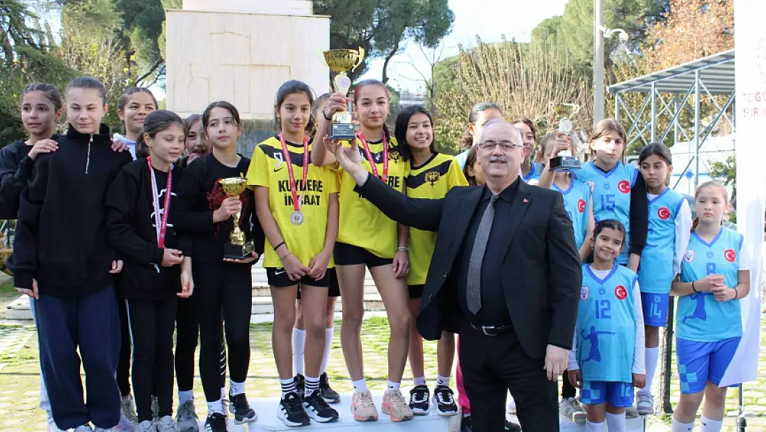 ÖDEMİŞ’TE 27 ARALIK ATATÜRK KOŞUSU ÖDÜL TÖRENİYLE TAMAMLANDI