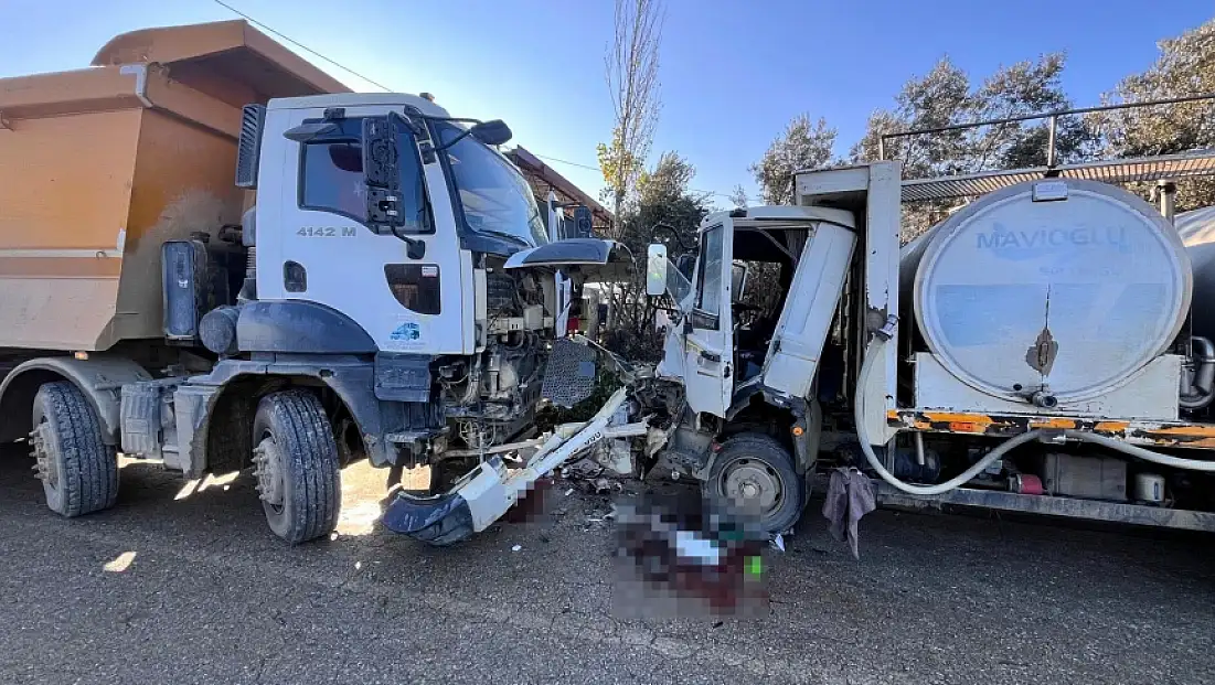 ÖDEMİŞ'TE KAMYON İLE KAMYONET ÇARPIŞTI: 1 YARALI