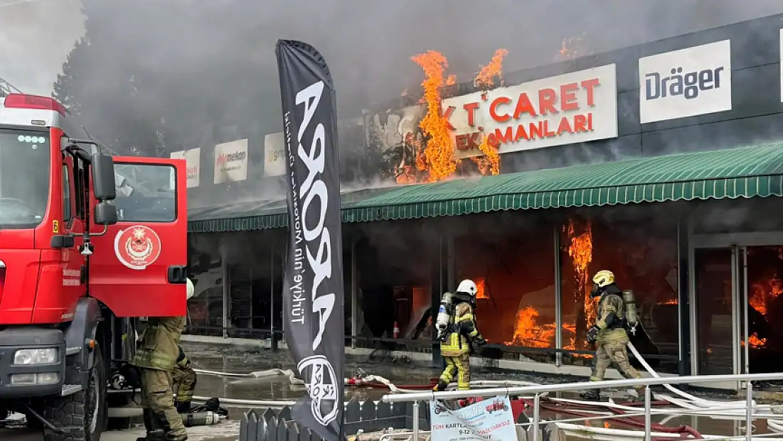 Torbalı’da iş güvenliği malzemeleri satan işyerinde yangın çıktı