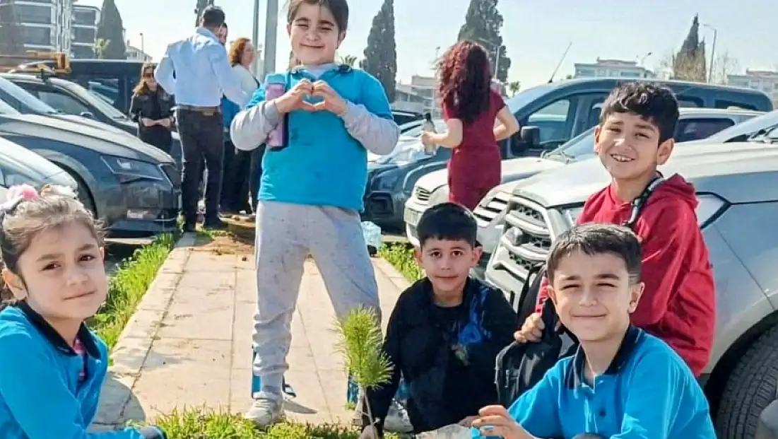 Torbalı'da miniklerden fidan dikimi etkinliği