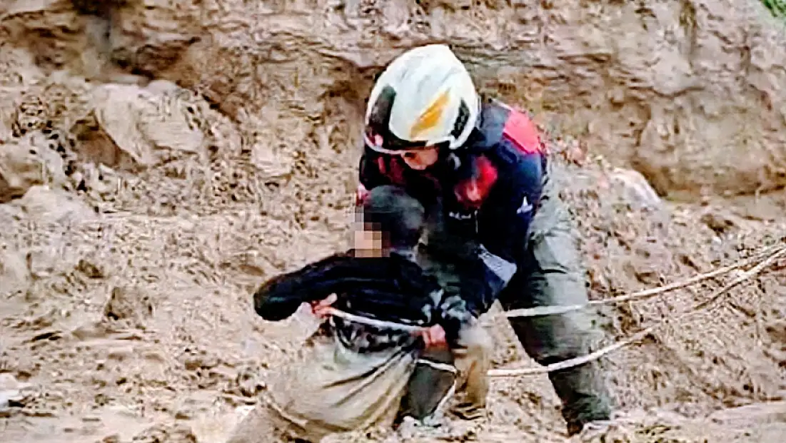 Torbalı’da yağış sonrası çamura saplanan iki çocuk kurtarıldı