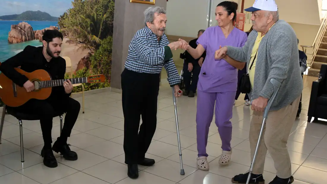 Torbalı Huzurevi’nde moral dolu konser