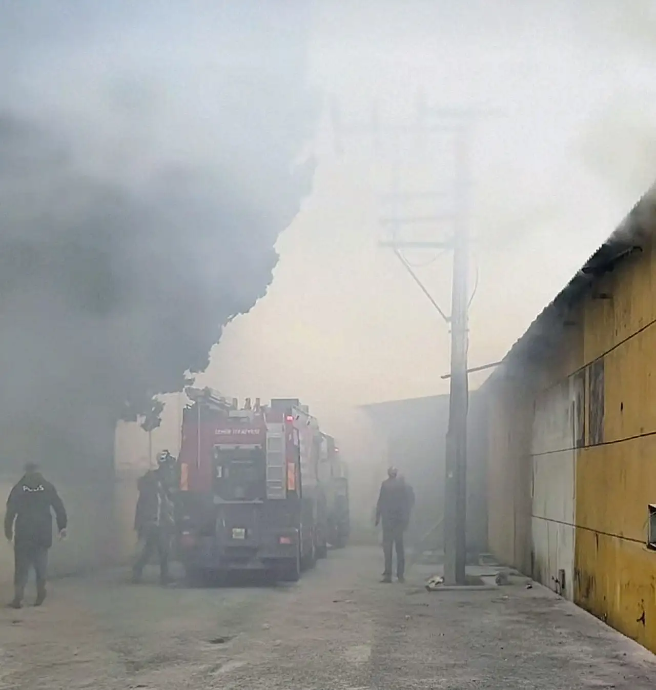 Torbalı'da iş güvenliği malzemeleri satan işyerinde yangın çıktı