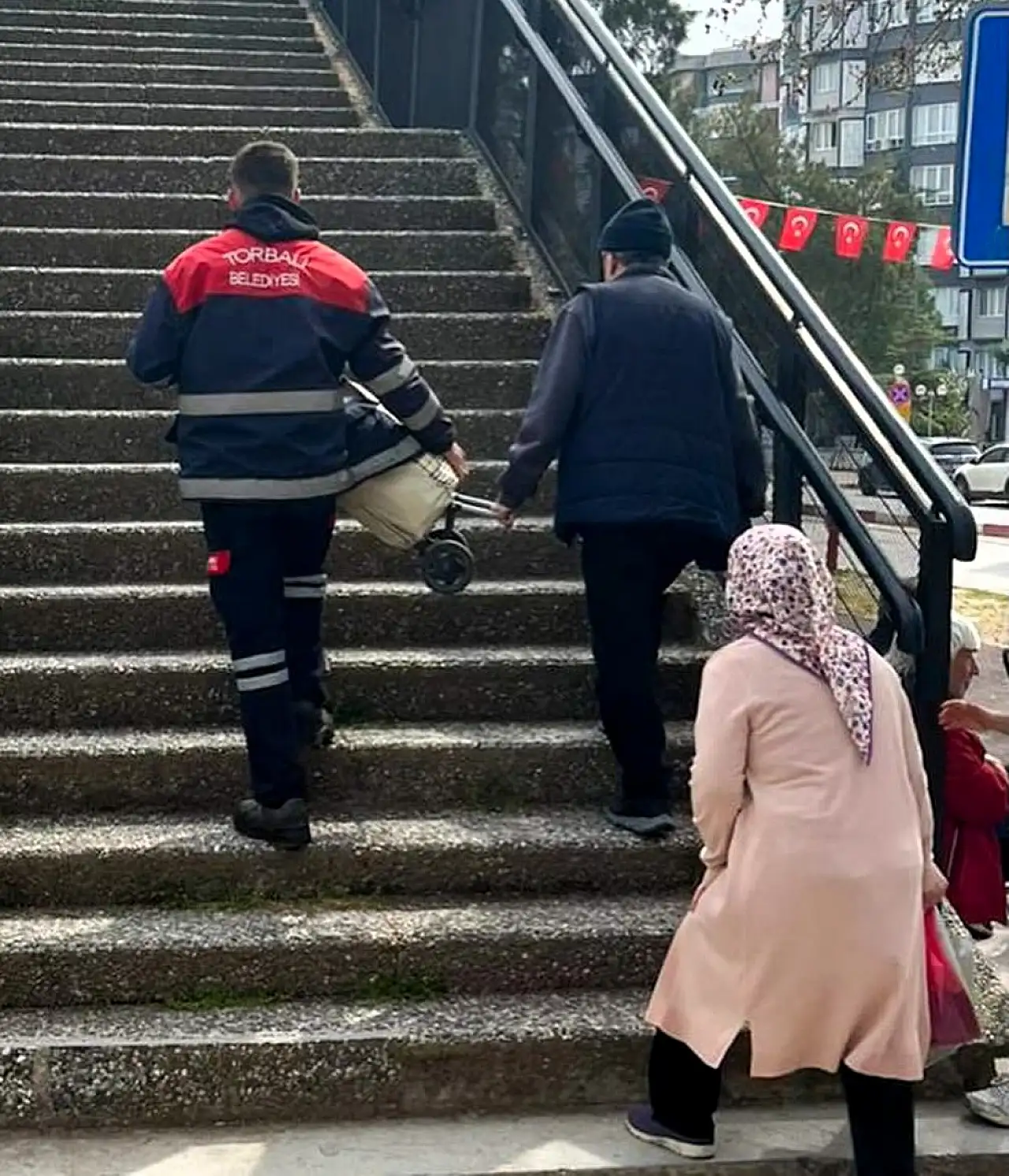 Torbalı Belediyesi'nden üst geçit asansörlerine saldırı açıklaması