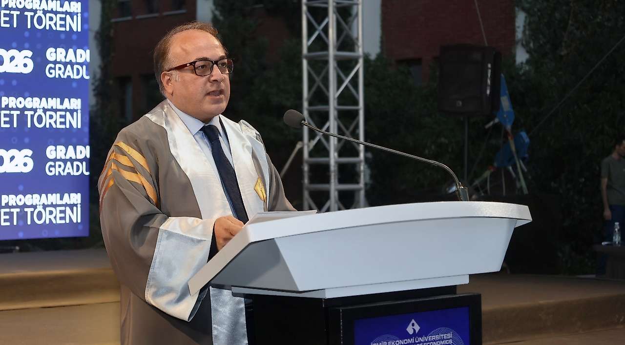 İEÜ'de 144 lisansüstü öğrenci diplomalarını aldı: Mezunlara üç altın öneri