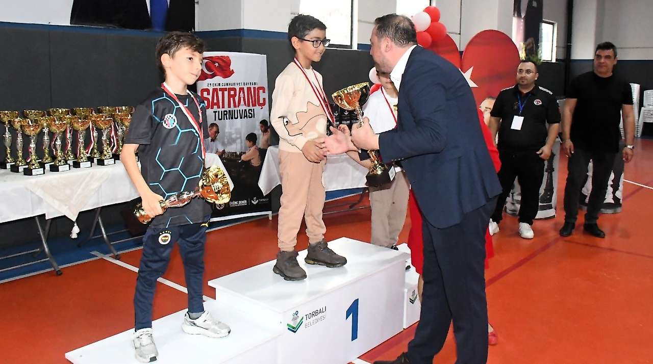 Torbalı'da Cumhuriyet coşkusu: 220 sporcu satranç turnuvasında buluştu