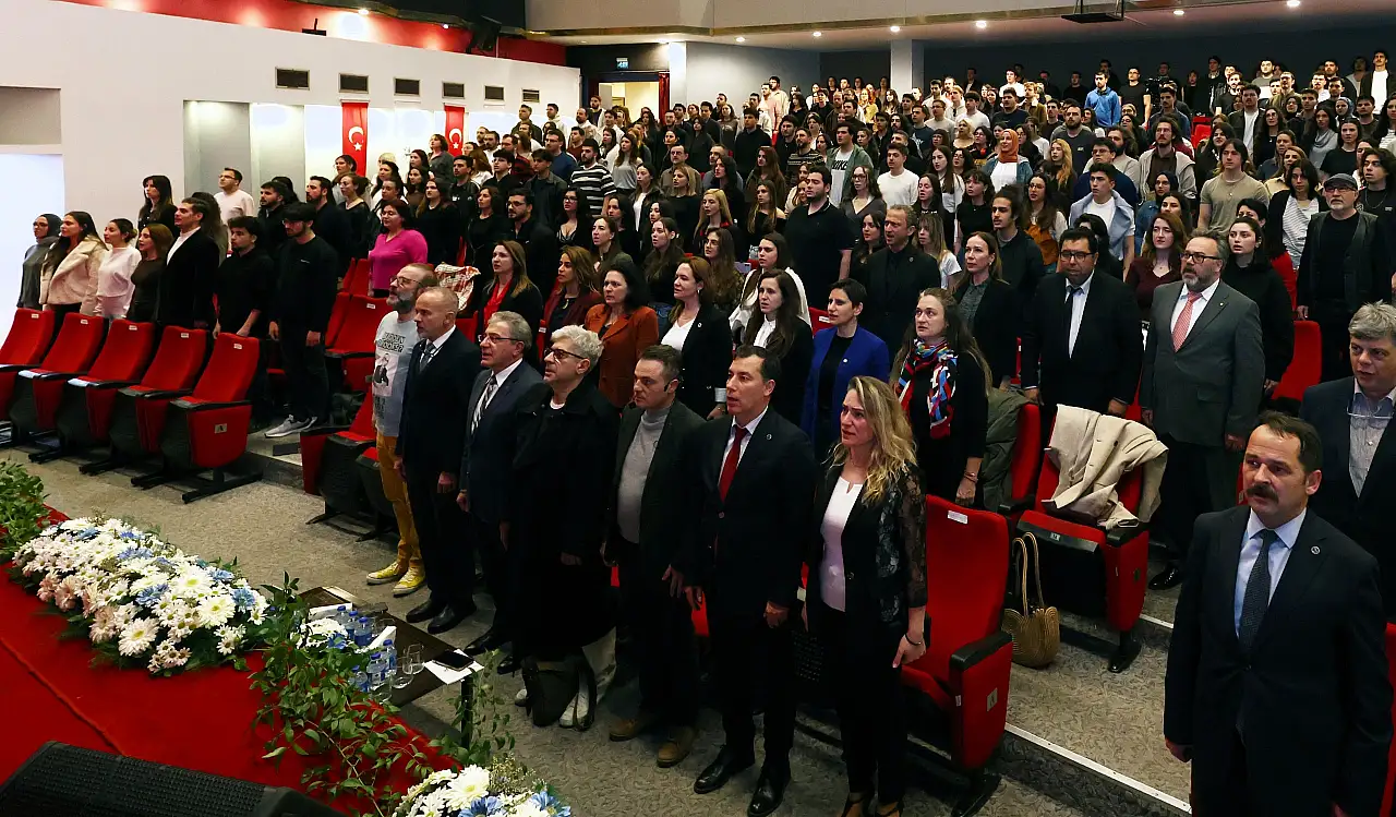 Okan Bayülgen 'DEÜ TALKS'ta öğrencilerle buluştu