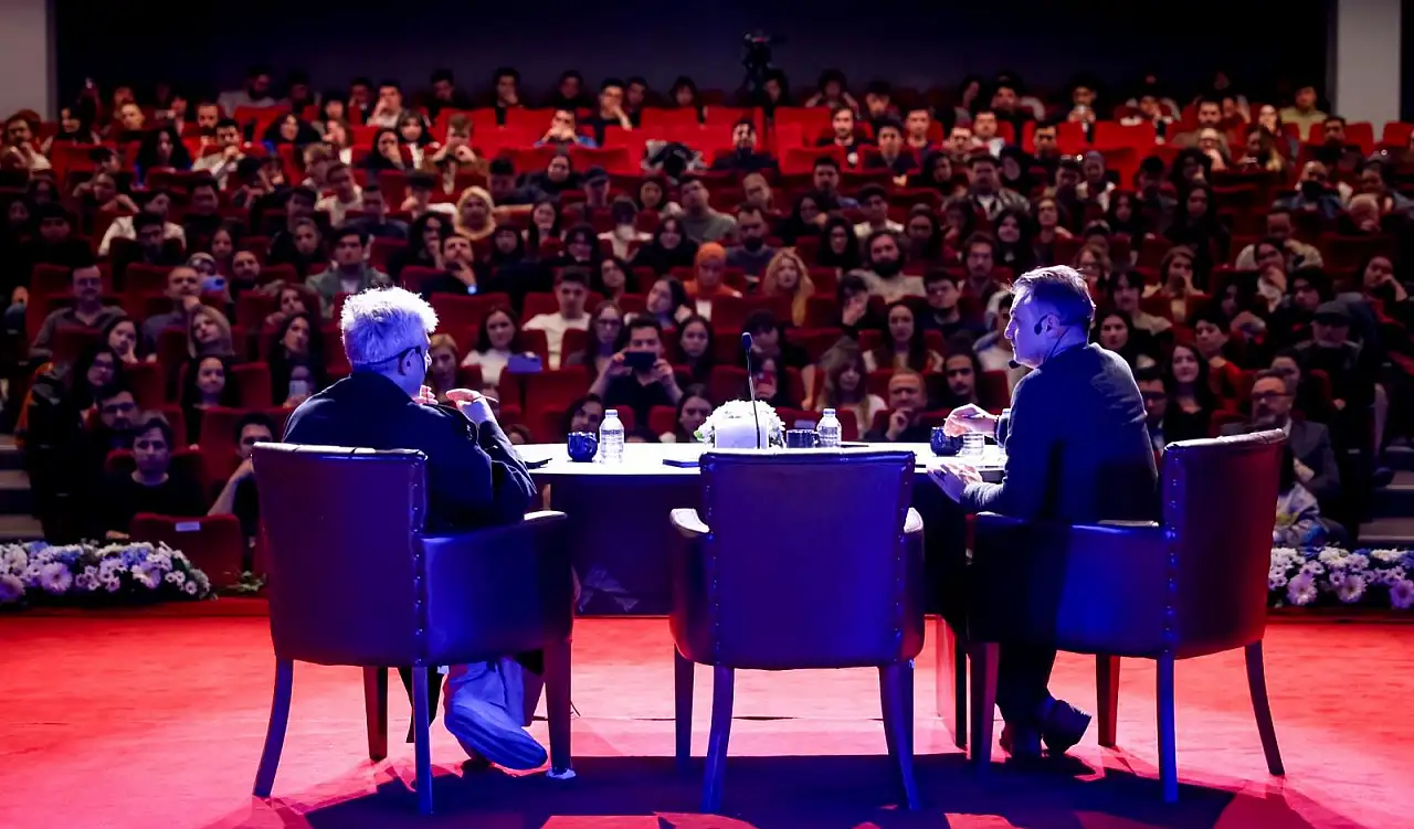 Okan Bayülgen 'DEÜ TALKS'ta öğrencilerle buluştu