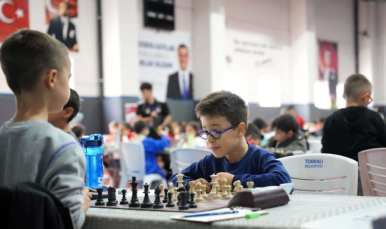 Torbalı'da Cumhuriyet coşkusu: 220 sporcu satranç turnuvasında buluştu