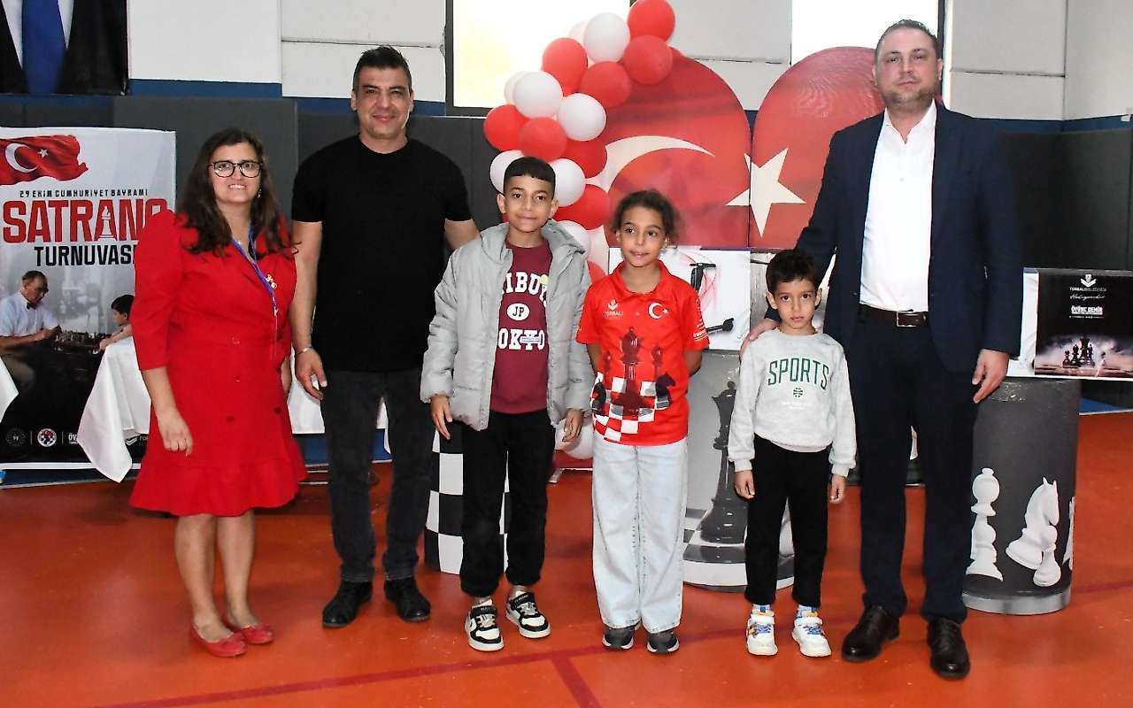 Torbalı'da Cumhuriyet coşkusu: 220 sporcu satranç turnuvasında buluştu