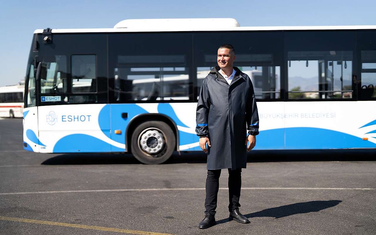 ESHOT şoförleri yeni çalışma kıyafetleriyle İzmir yollarında