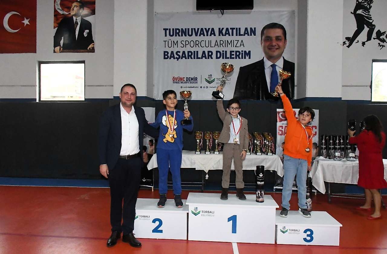 Torbalı'da Cumhuriyet coşkusu: 220 sporcu satranç turnuvasında buluştu