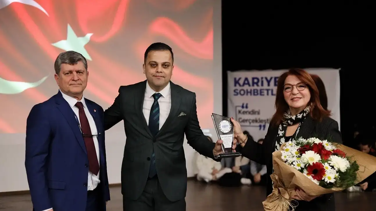 Türkiye'nin ilk FIFA kokartlı kadın hakemi Lale Orta Torbalı'da gençlerle