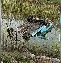 Araç kanala uçtu, sürücü yaralandı