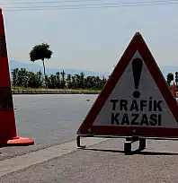 İki otomobil çarpıştı, 1 ölü, 4 yaralı