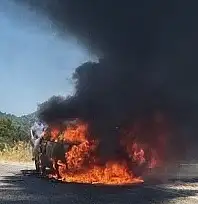 Seyir halindeki otomobil alev aldı