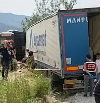 Tire'de feci kaza: Devrilen tırın altında kalan sürücü hayatını kaybetti