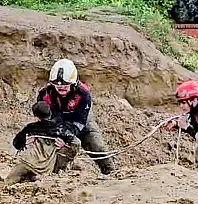 Torbalı'da yağış sonrası çamura saplanan iki çocuk kurtarıldı