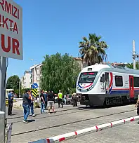 Trenin altında kalan yaşlı adam hastaneye kaldırıldı