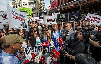 İzmir'de gazetecilerden basın özgürlüğü çağrısı