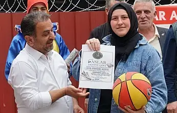 Kemeraltı'nda esnafı canlandıran etkinlik: Altın ödüllü basketbol yarışması