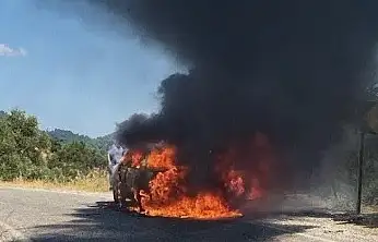 Seyir halindeki otomobil alev aldı