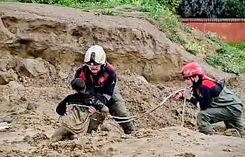 Torbalı'da yağış sonrası çamura saplanan iki çocuk kurtarıldı