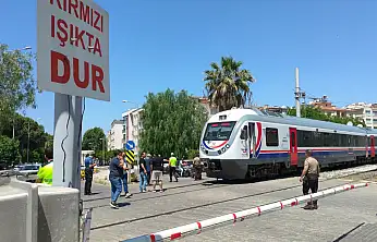 Trenin altında kalan yaşlı adam hastaneye kaldırıldı