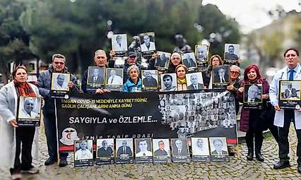 İzmir'de COVID-19'da hayatını kaybeden sağlık çalışanları anıldı