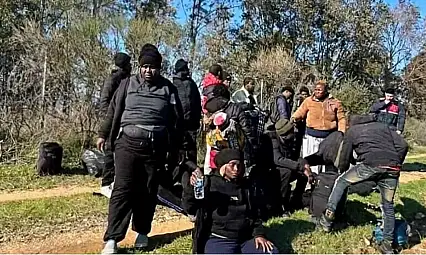 Torbalı'da 30 göçmen ormanda bulundu: İstanbul dağın arkası, denilerek bırakıldılar