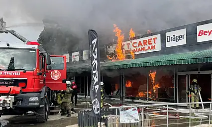 Torbalı'da iş güvenliği malzemeleri satan işyerinde yangın çıktı