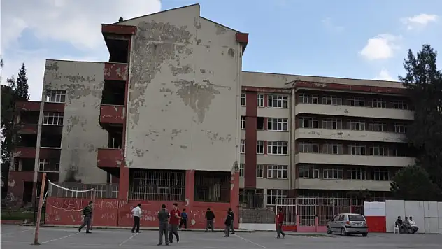 15 kez yangın çıkan tinerci yuvası bina yıkılıyor!