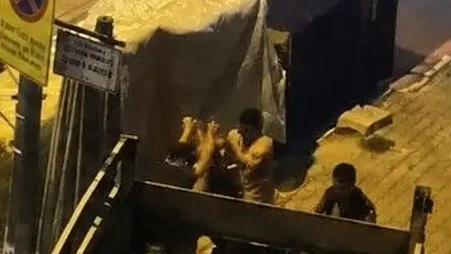 Ağacı söken pazarcıların tezgâhı kapatıldı