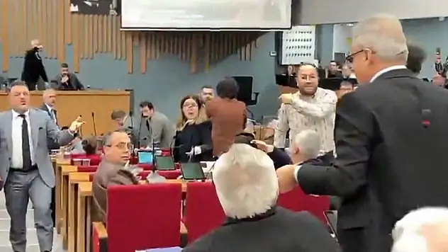 AK Partili Duman'ın Akın Gürlek açıklaması mecliste gerginliğe neden oldu