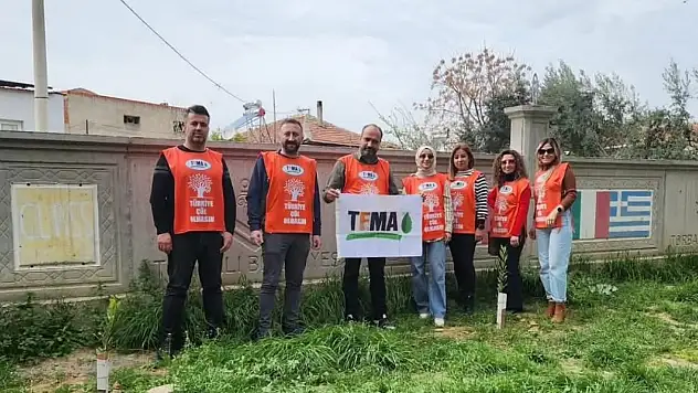Aktif TEMA gönüllüsü öğretmenlerden fidan dikimi