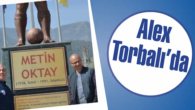 Alex, Metin Oktay heykeli önünde poz verdi