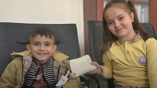 ALTININI BAĞIŞLAYAN KÜÇÜK KİRAZLI KAHRAMAN