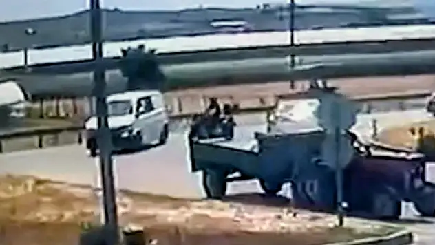Aniden sola döndü, motosikletli yola savruldu
