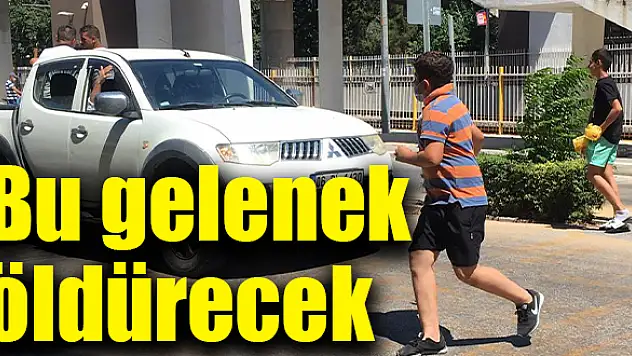 Arabaların önüne atlıyorlar