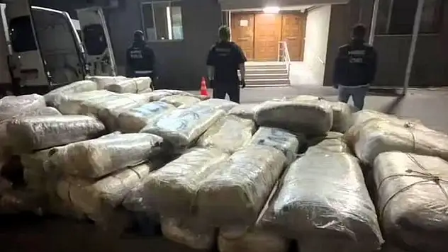 Araçta 1 tonu aşkın uyuşturucu ele geçirildi