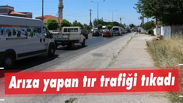 Arıza yapan tır trafiği tıkadı
