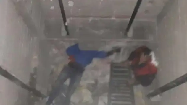 ASANSÖR BOŞLUĞUNA DÜŞEREK YAŞAMINI KAYBETTİ