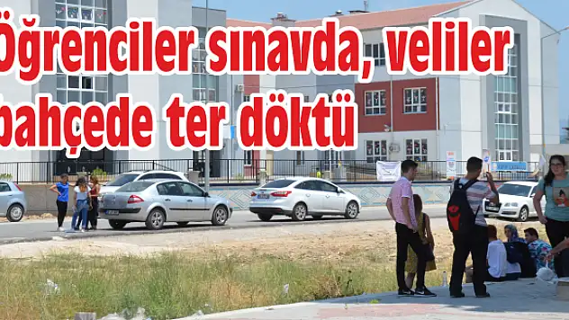 Bahçede dua ederek destek oldular