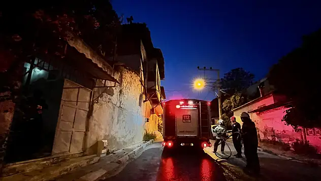 Odun ateşinden sıçrayan kıvılcımlar yangın çıkardı