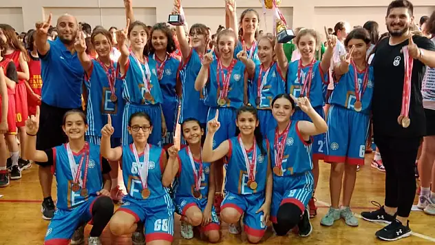 Basketbolcu kızlarımız gururlandırdı